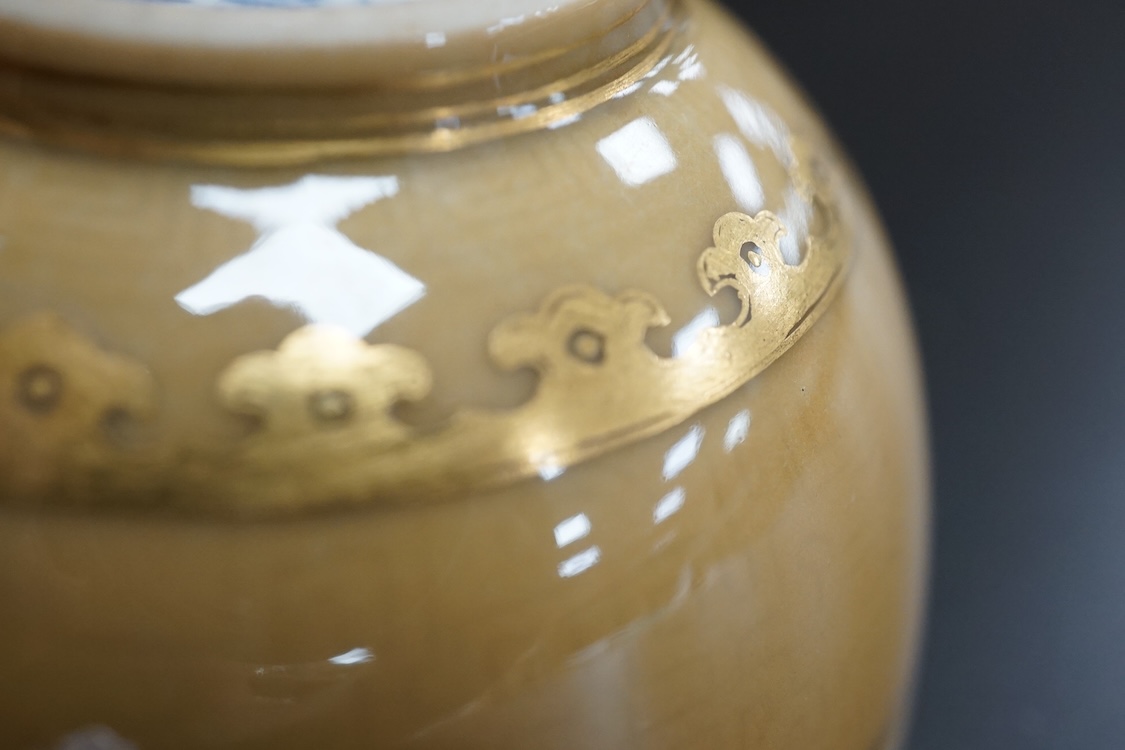 A Chinese teabowl with gilt decoration, 7cm in diameter